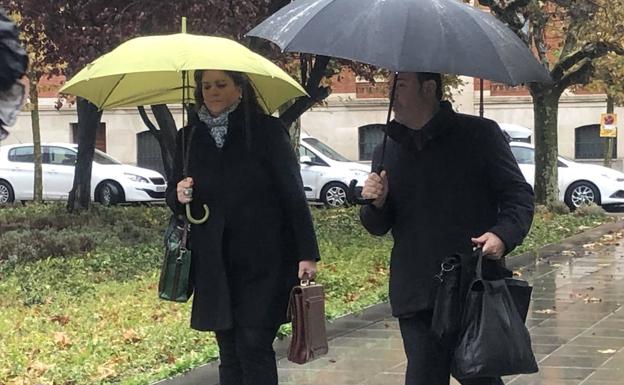 Imagen principal - (Arriba)Patricia Estévez, abogada de la víctima del Caso Arandina, entrando a la Audiencia Provincial de Burgos