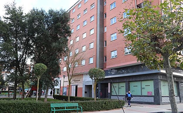 Imagen principal - Muere un joven de 17 años, hijo de un guardia civil, de un disparo accidental en su vivienda de Burgos