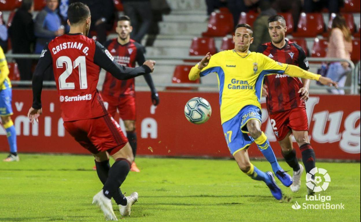 Cristian intenta llegar a la pelota en el encuentro de la pasada jornada contra Las Palmas. 