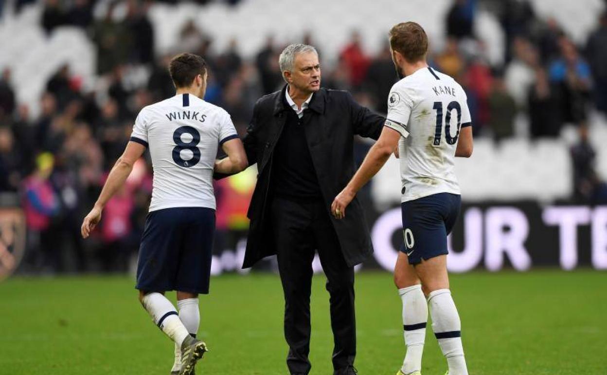 Jose Mourinho felicita a sus jugadores tras su primer partido.