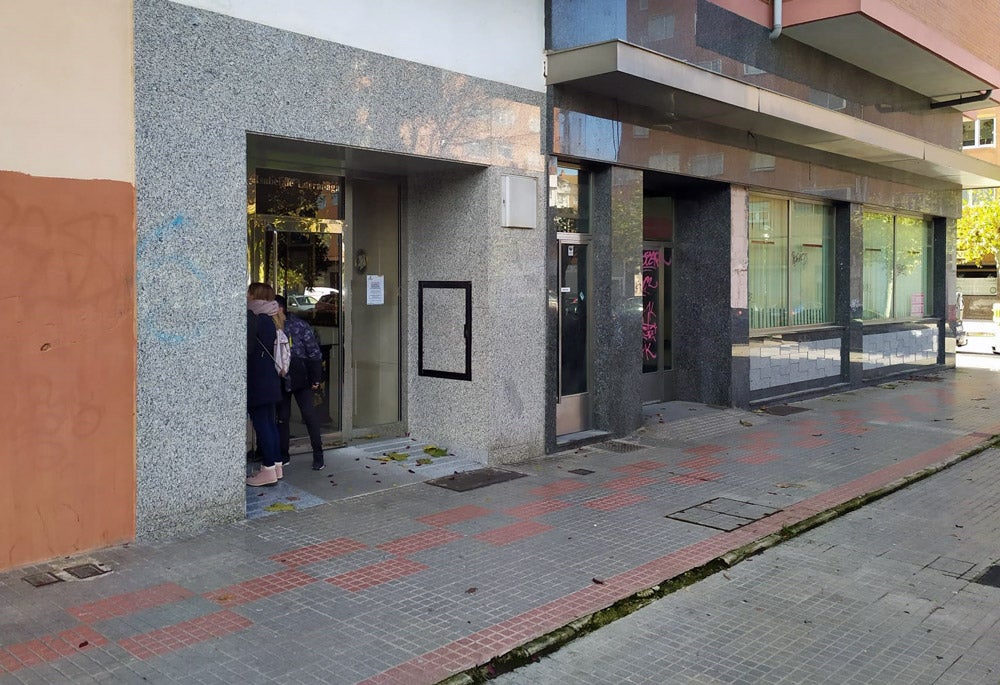 Así ha amanecido la calle Madre Isabel de Larrañaga tras conocer la noticia de la muerte de un menor después de recibir un disparo en la cabeza de manera accidental