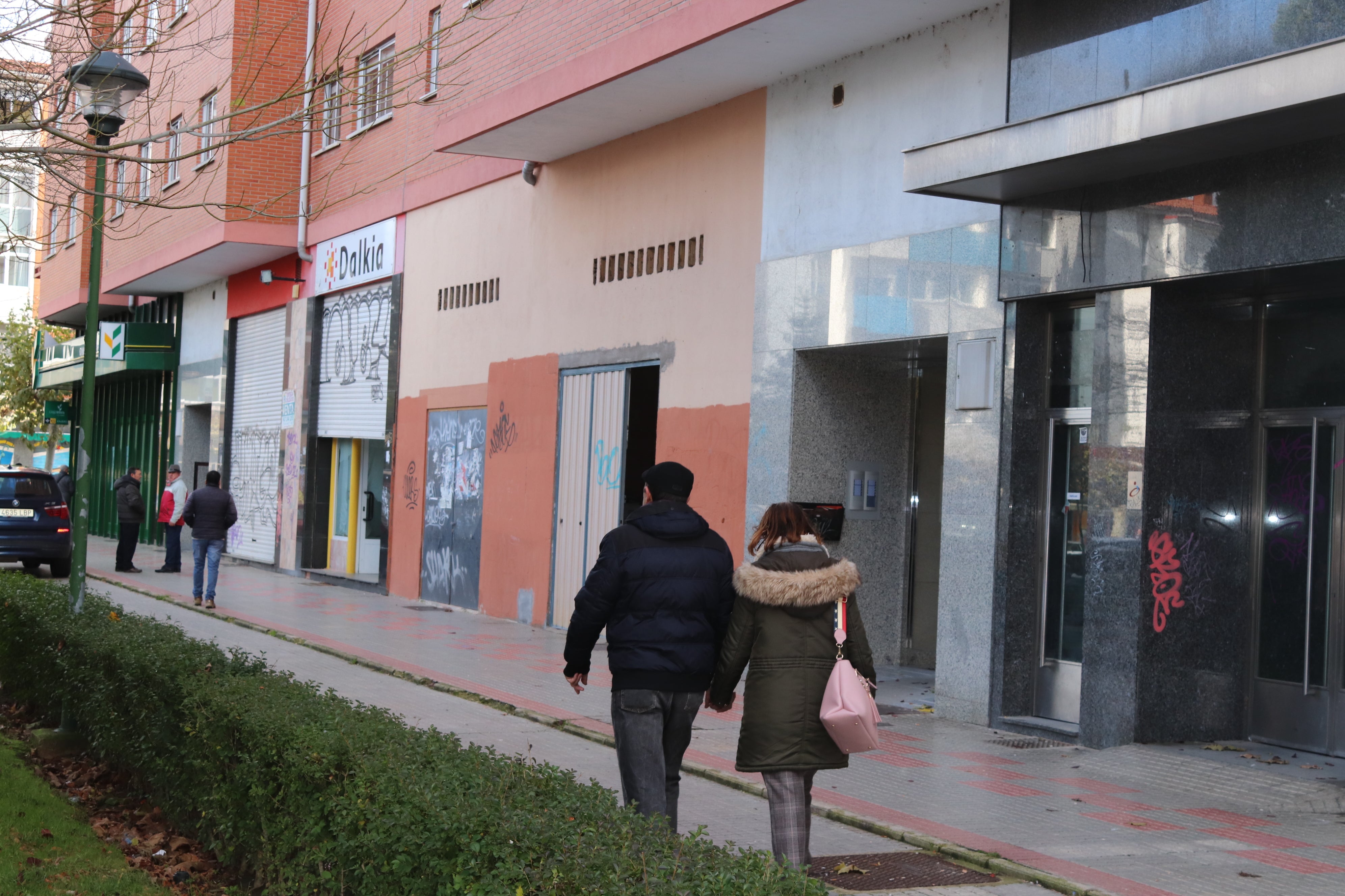 Así ha amanecido la calle Madre Isabel de Larrañaga tras conocer la noticia de la muerte de un menor después de recibir un disparo en la cabeza de manera accidental