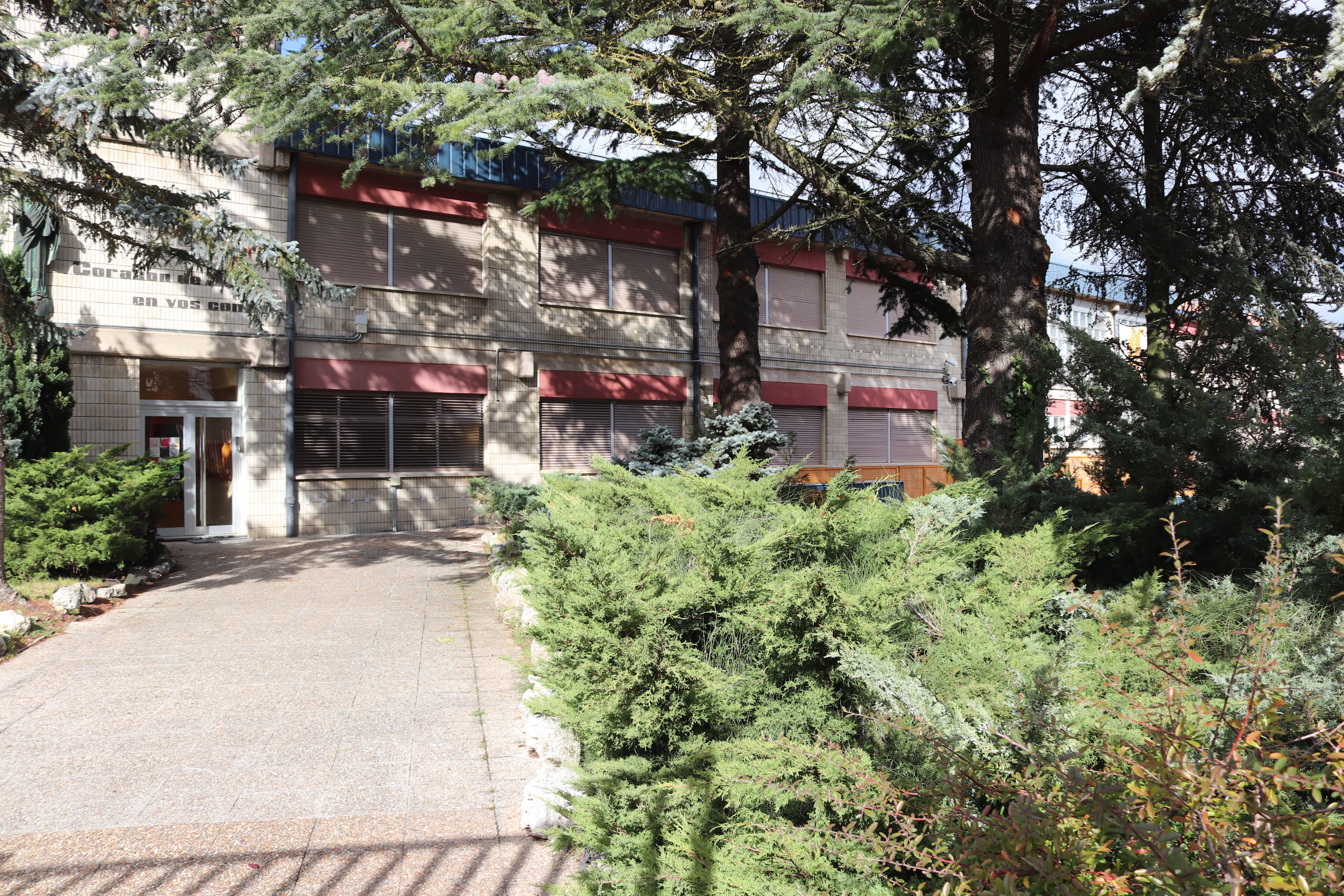 Así ha amanecido la calle Madre Isabel de Larrañaga tras conocer la noticia de la muerte de un menor después de recibir un disparo en la cabeza de manera accidental