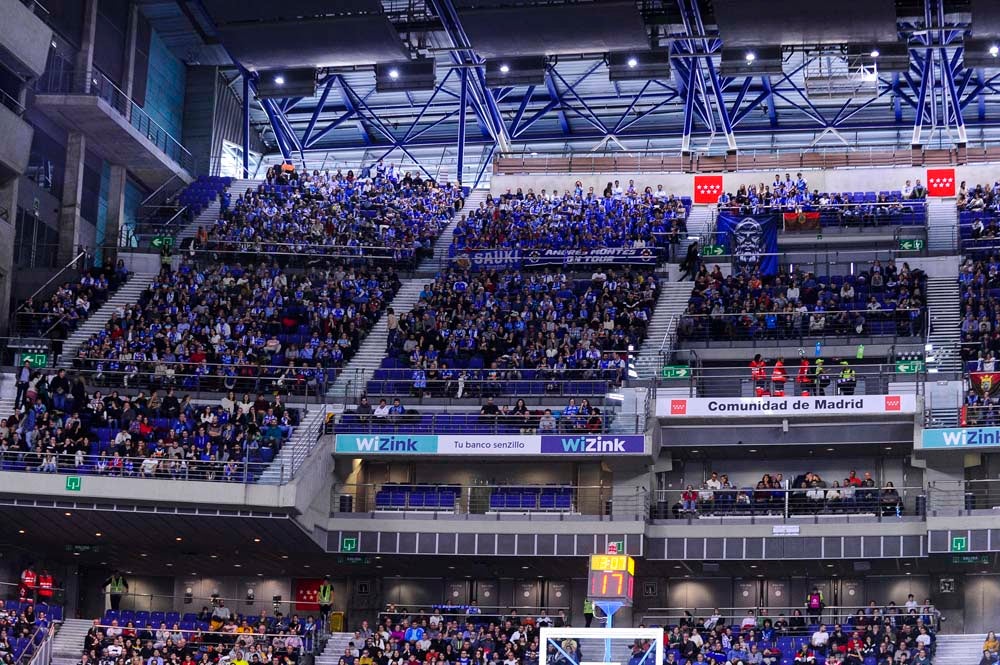 Casi un millar de burgaleses se han desplazado hasta la capital de España para ver la victoria de su equipo en el Wizink Center.