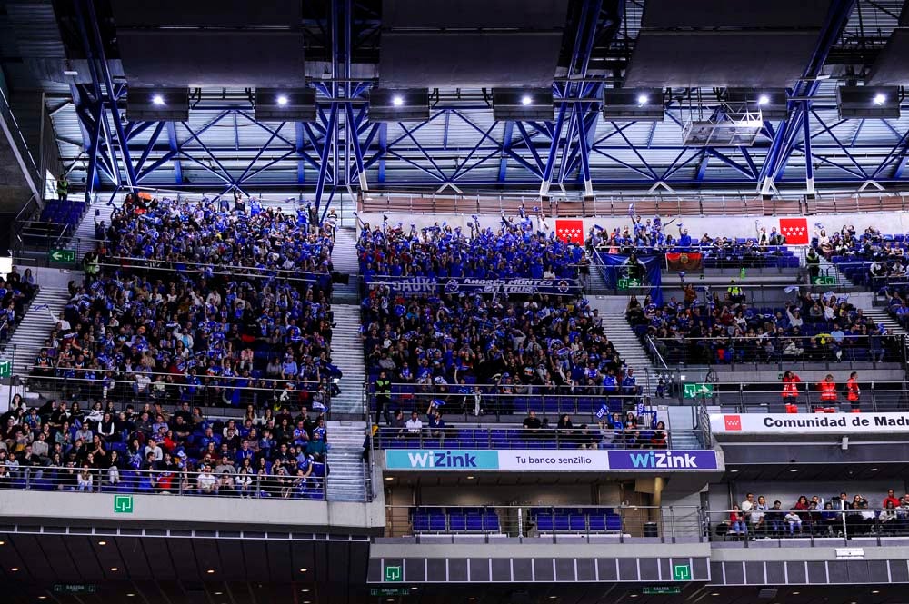 Casi un millar de burgaleses se han desplazado hasta la capital de España para ver la victoria de su equipo en el Wizink Center.