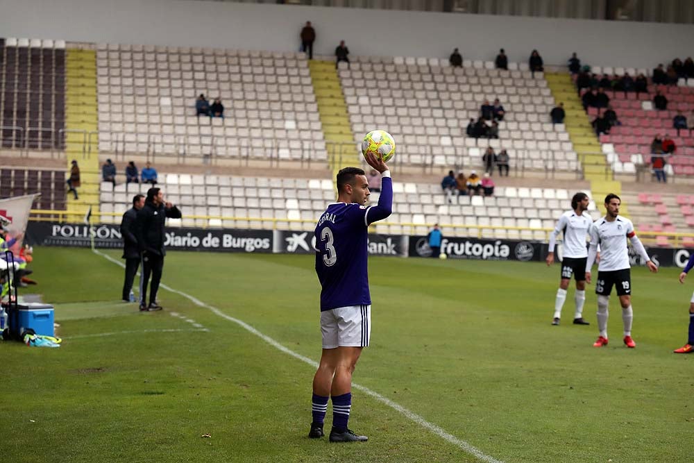 Juanma trata de proteger el balón