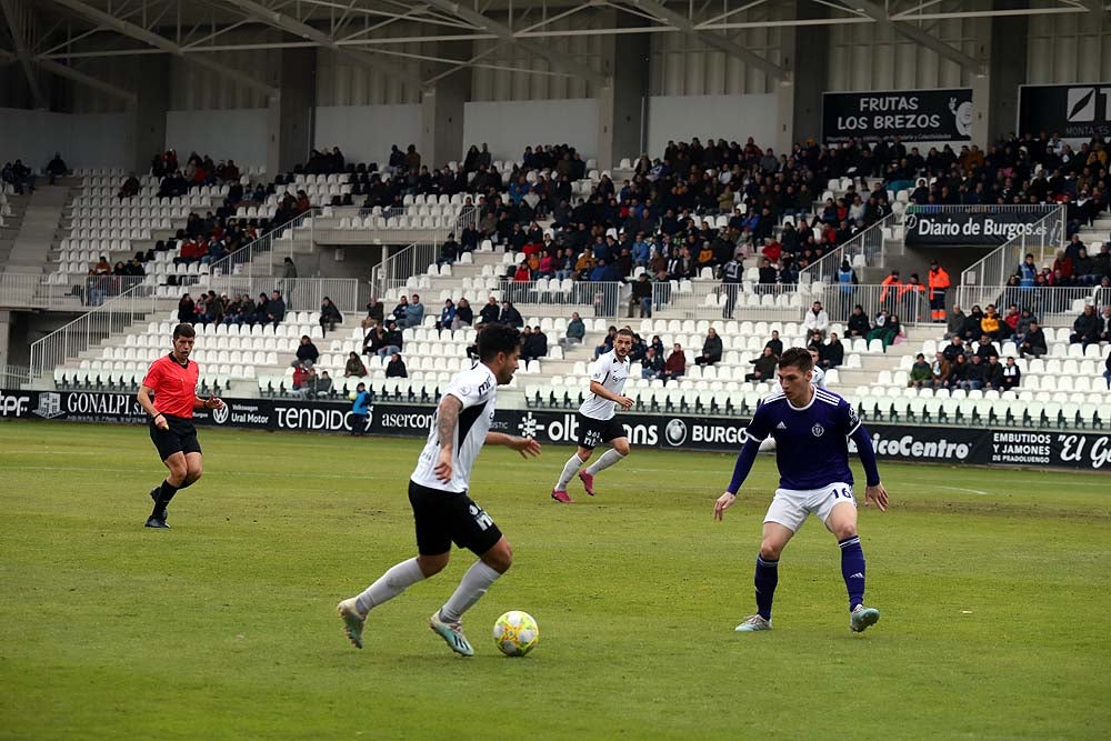 Juanma trata de proteger el balón