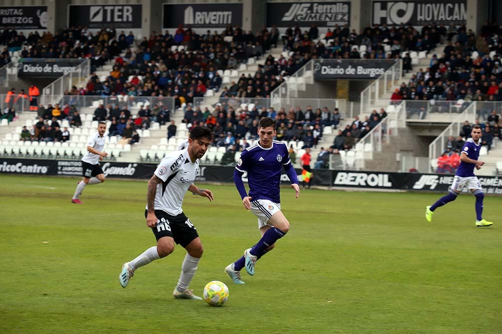 Juanma trata de proteger el balón