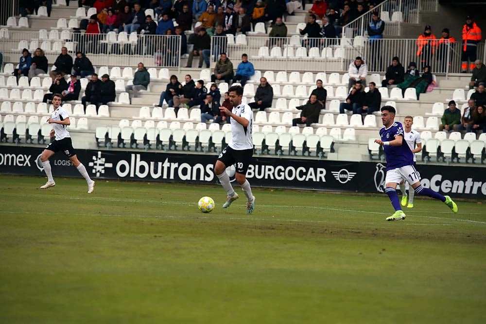 Juanma trata de proteger el balón