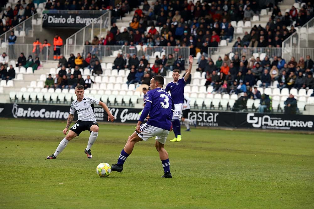 Juanma trata de proteger el balón