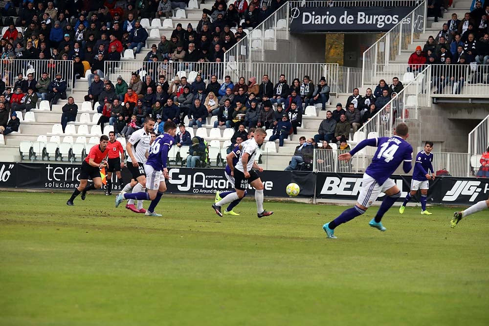 Juanma trata de proteger el balón