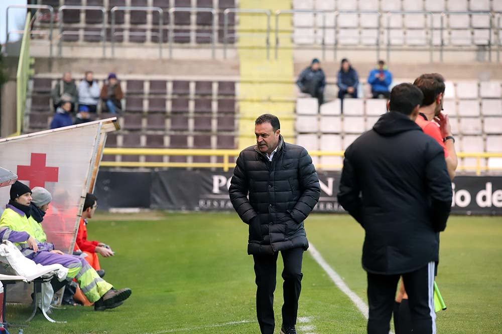 Juanma trata de proteger el balón