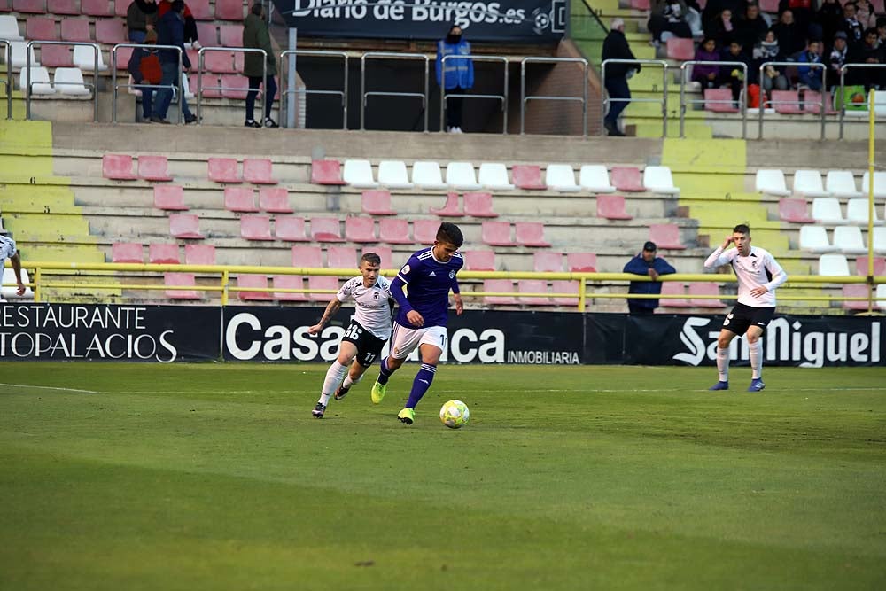 Juanma trata de proteger el balón