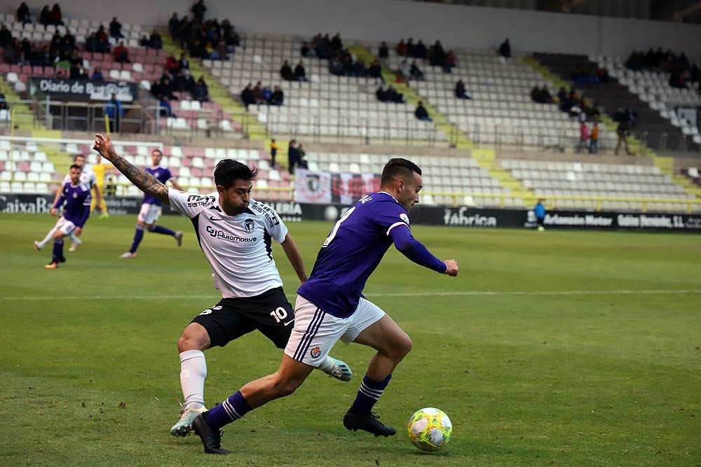 Juanma trata de proteger el balón