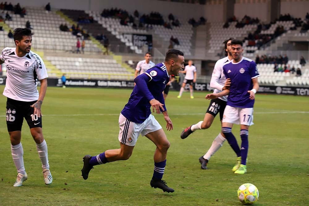 Juanma trata de proteger el balón