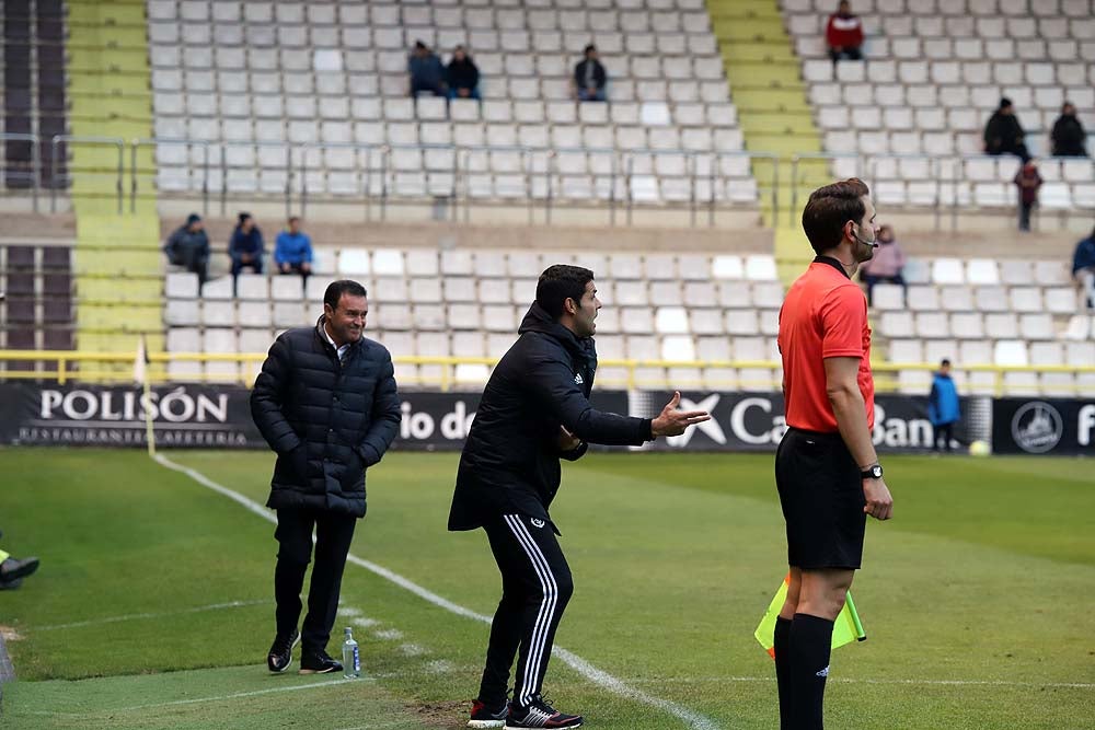 Juanma trata de proteger el balón