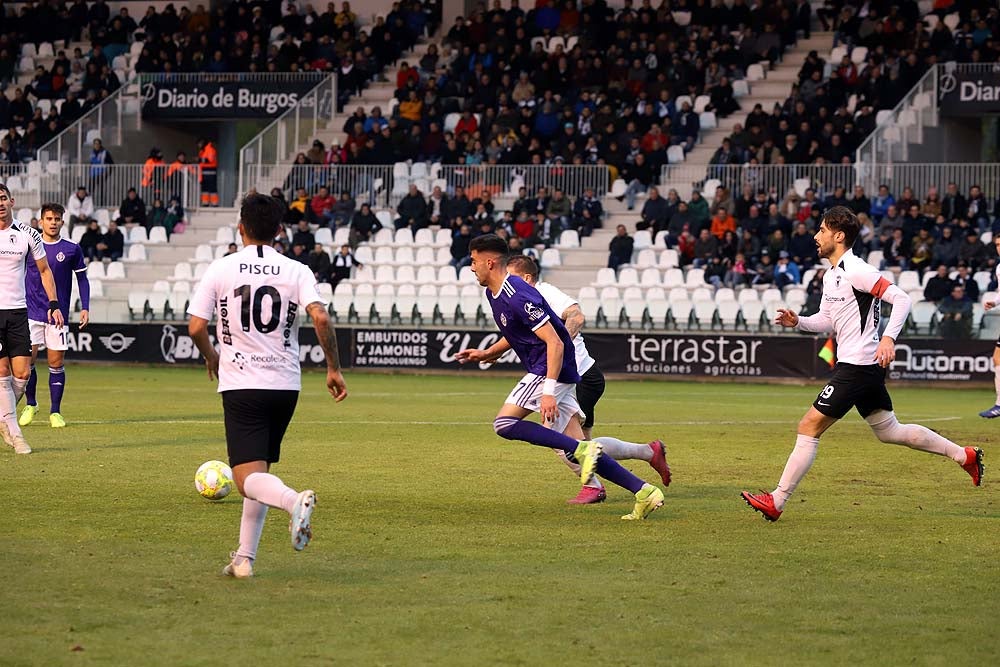 Juanma trata de proteger el balón