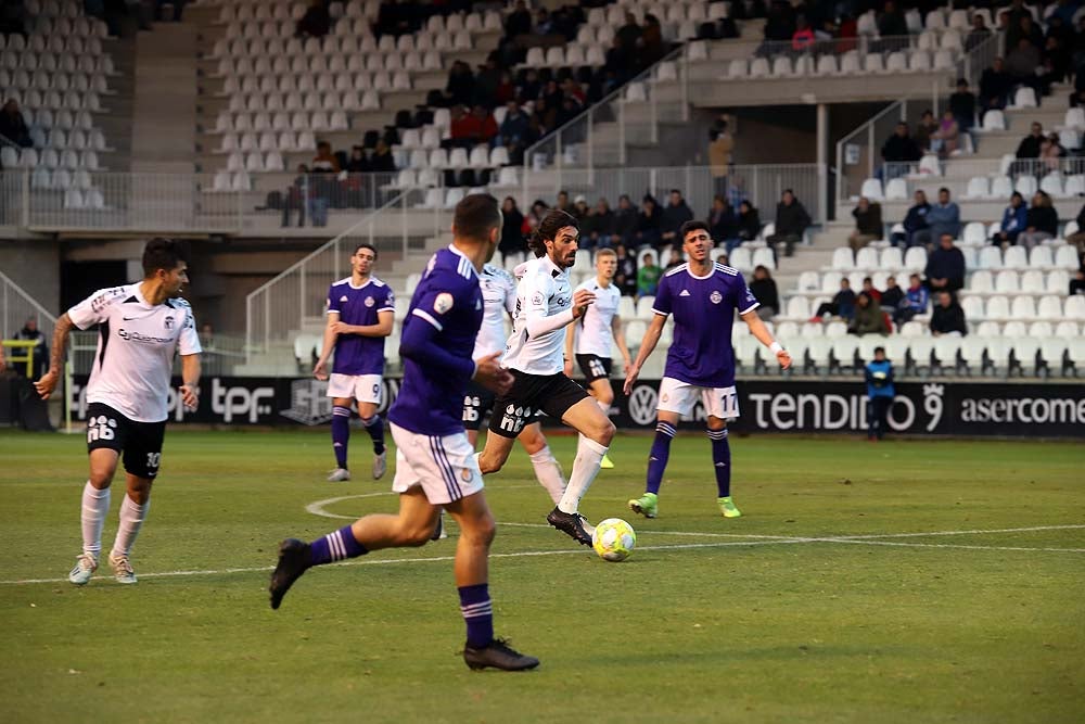 Juanma trata de proteger el balón