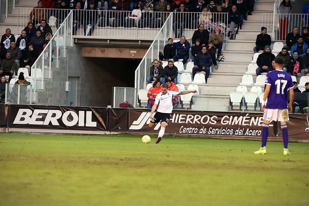 Juanma trata de proteger el balón