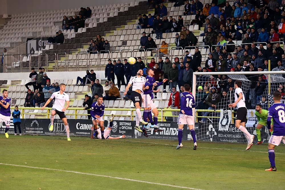 Juanma trata de proteger el balón