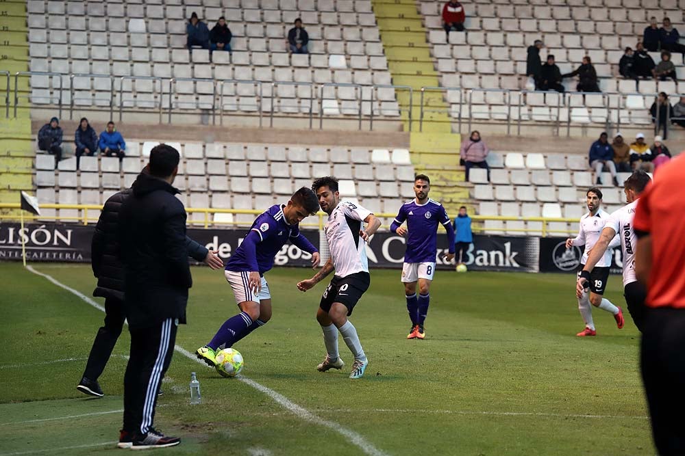 Juanma trata de proteger el balón