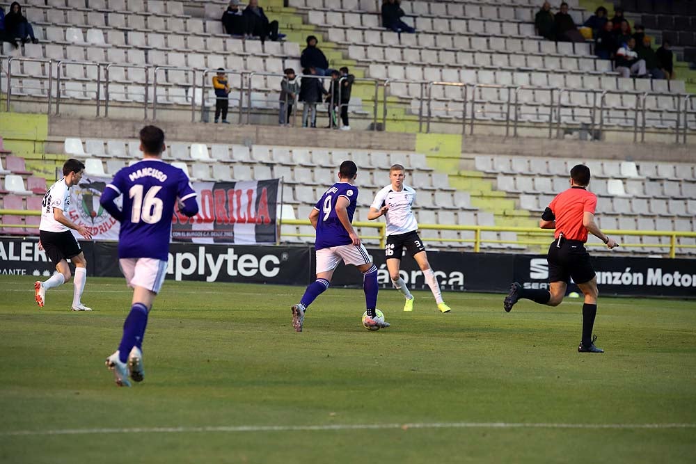 Juanma trata de proteger el balón