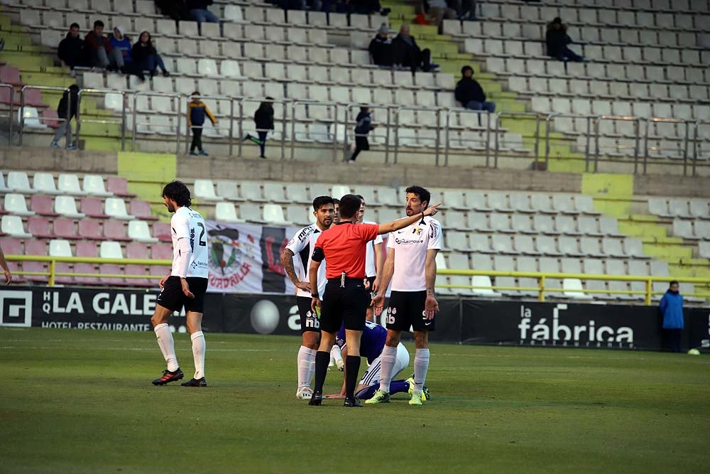 Juanma trata de proteger el balón