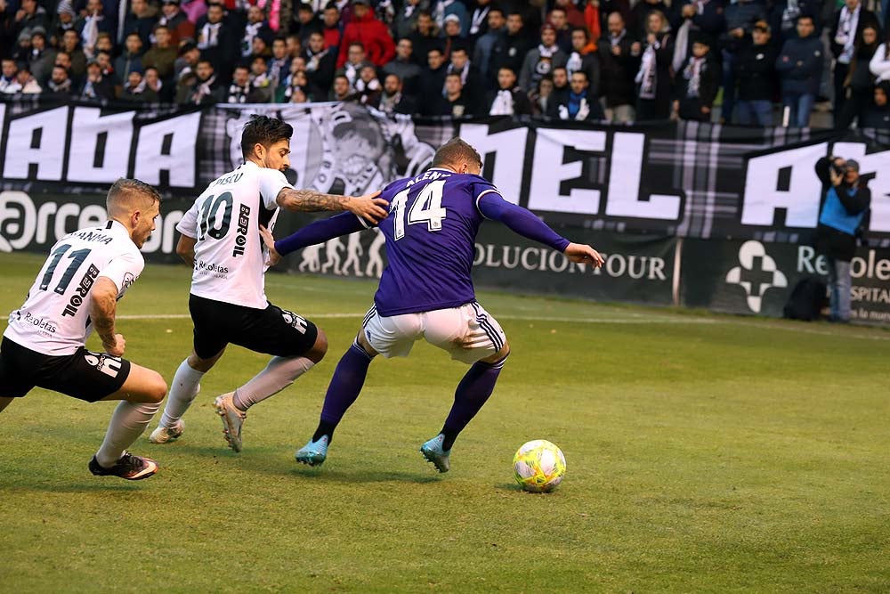 Juanma trata de proteger el balón