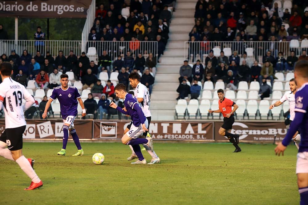 Juanma trata de proteger el balón