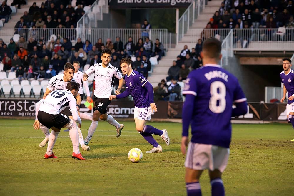 Juanma trata de proteger el balón