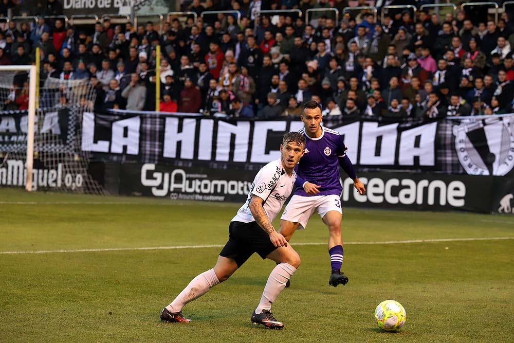 Juanma trata de proteger el balón