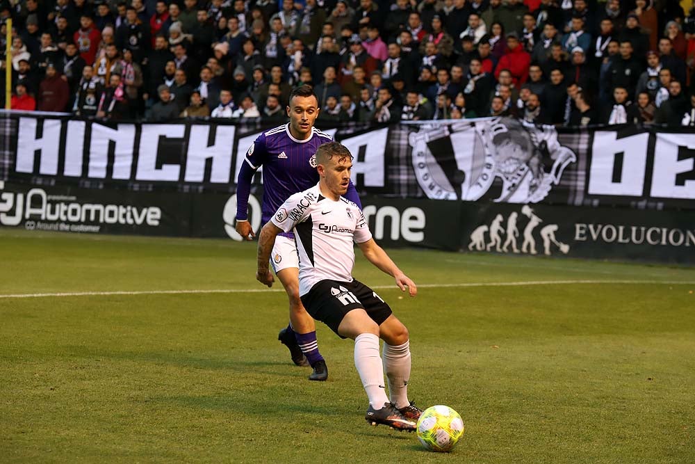 Juanma trata de proteger el balón