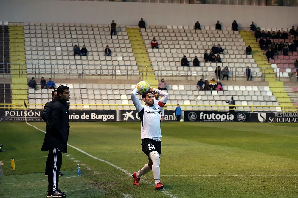 Juanma trata de proteger el balón