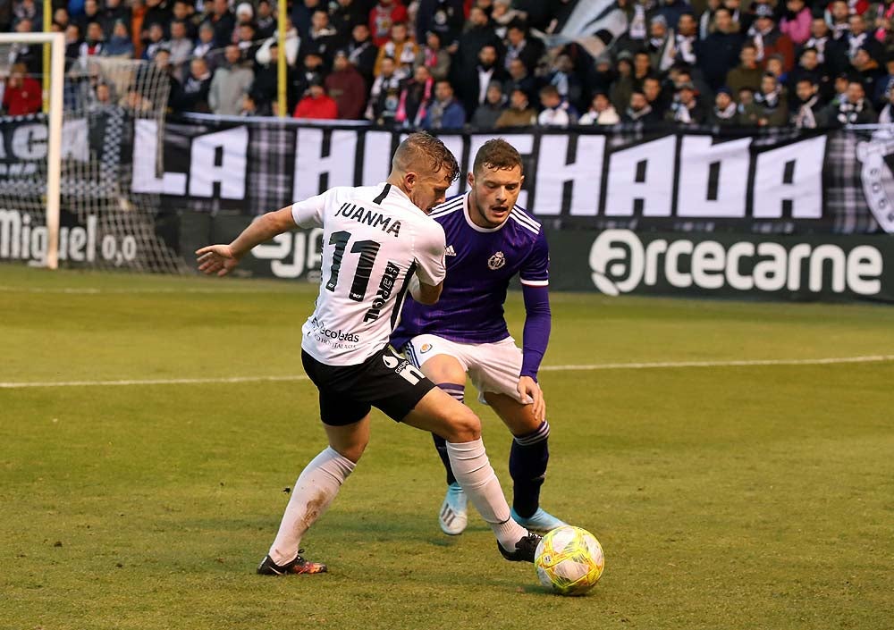 Juanma trata de proteger el balón