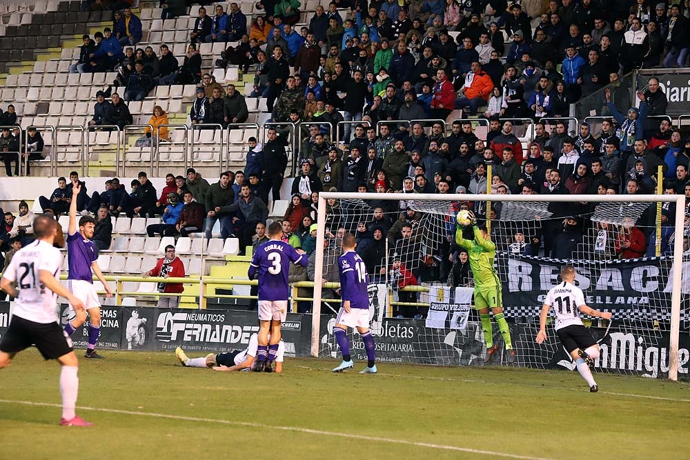 Juanma trata de proteger el balón