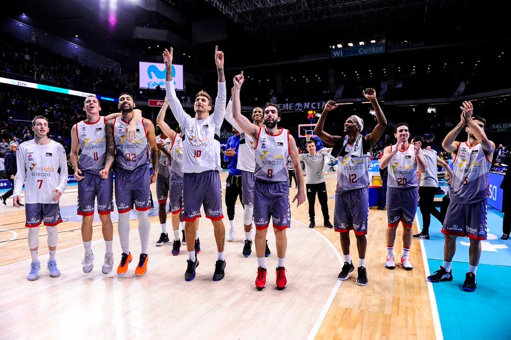 Los jugadores celebran con la grada la victoria