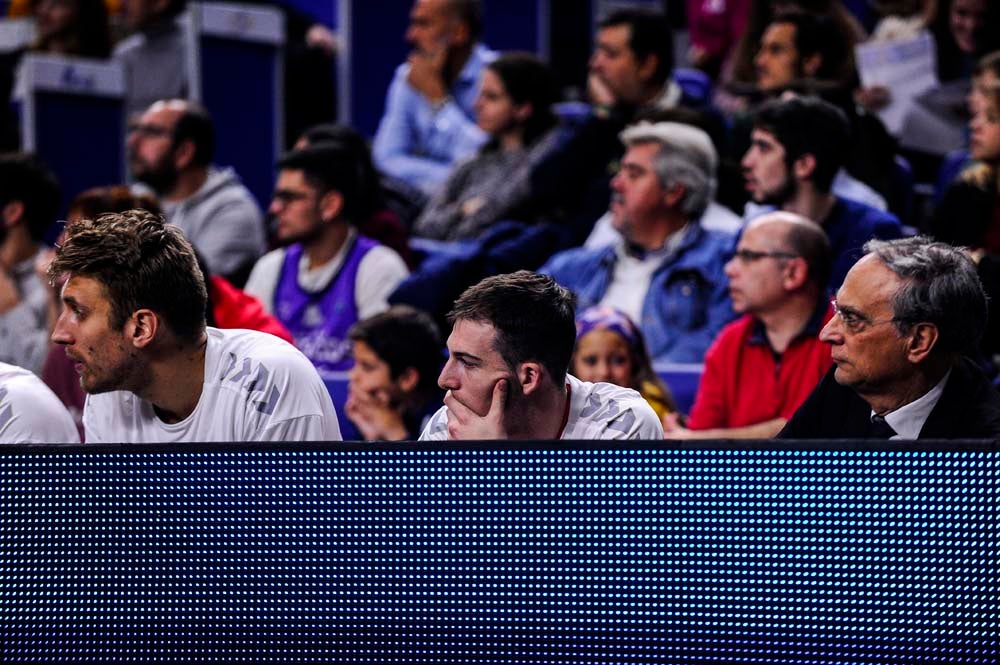 Los jugadores celebran con la grada la victoria