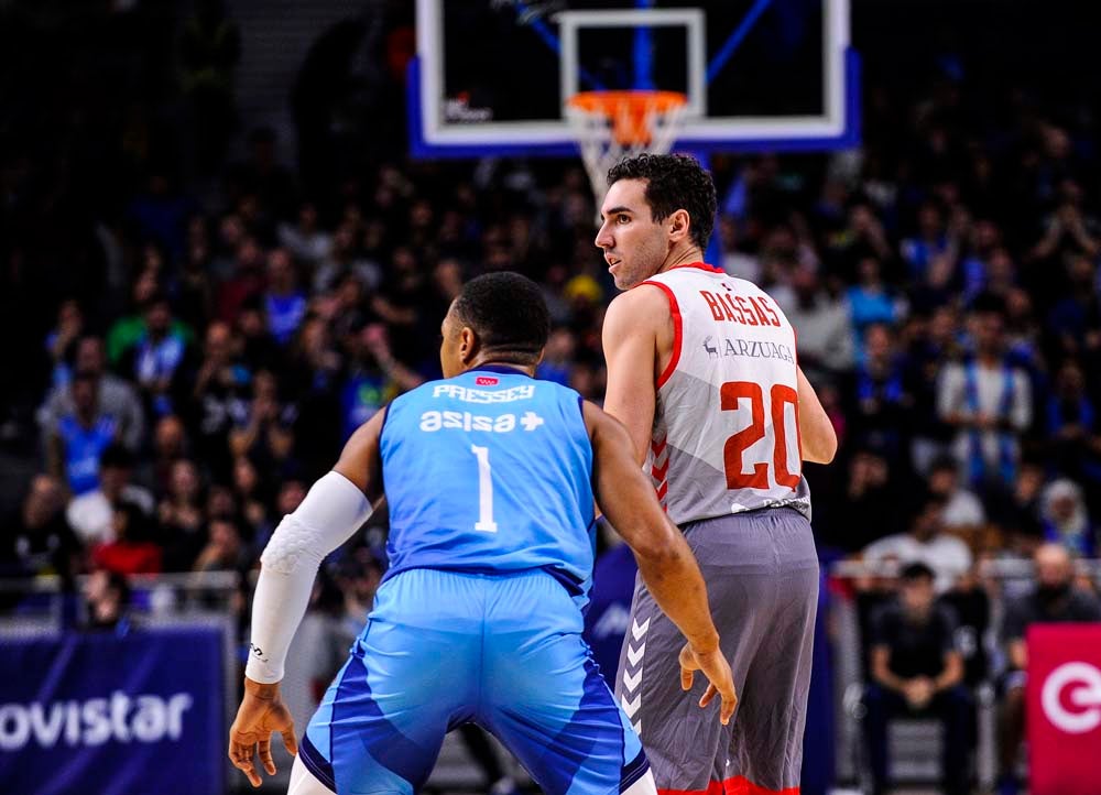 Los jugadores celebran con la grada la victoria