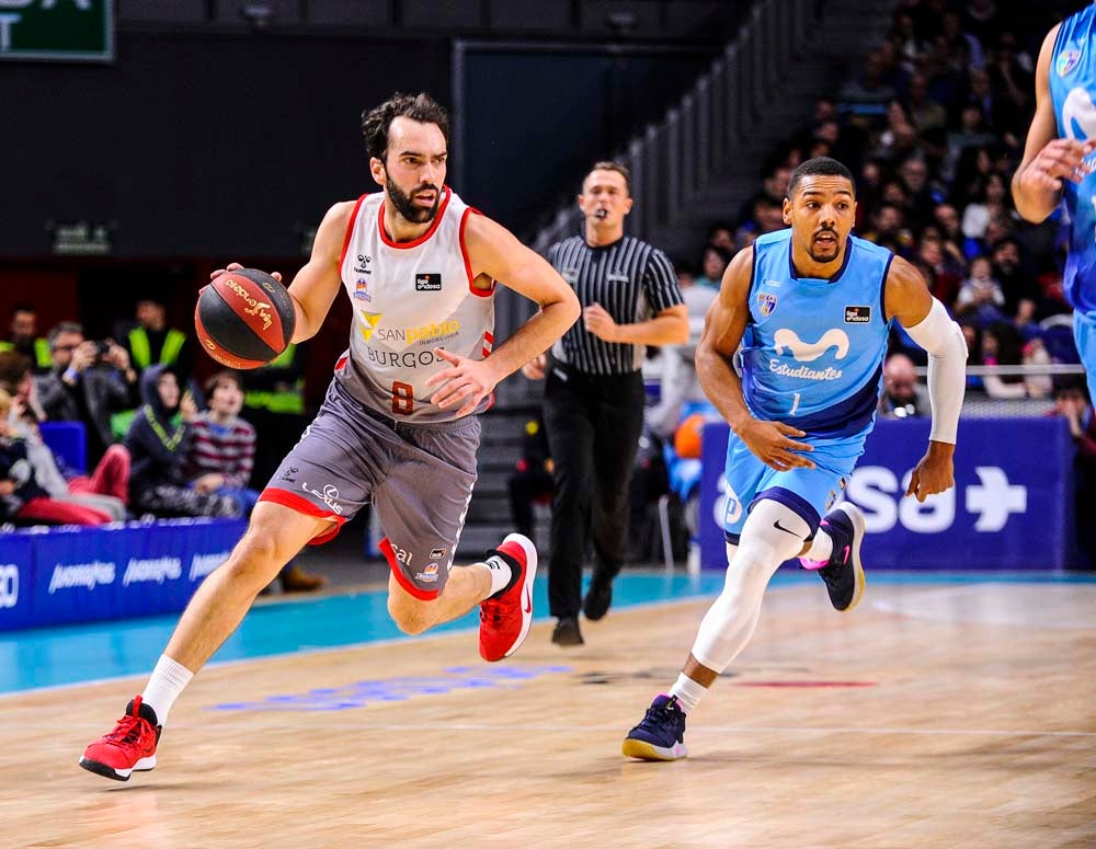 Los jugadores celebran con la grada la victoria