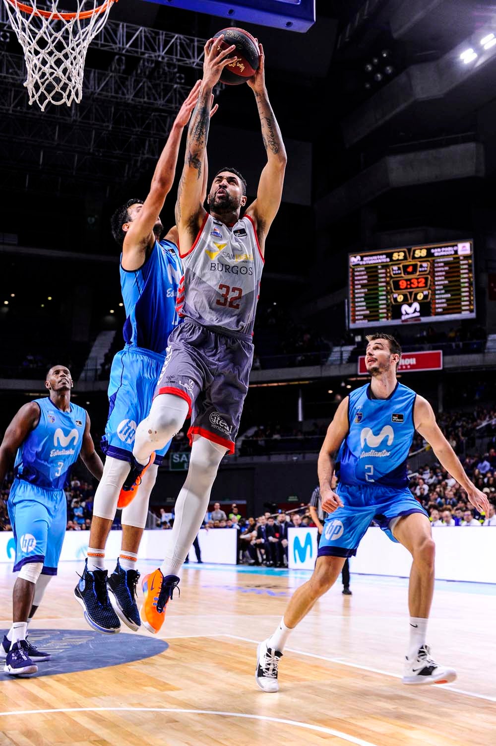 Los jugadores celebran con la grada la victoria