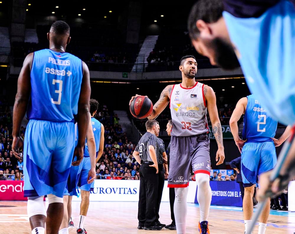 Los jugadores celebran con la grada la victoria