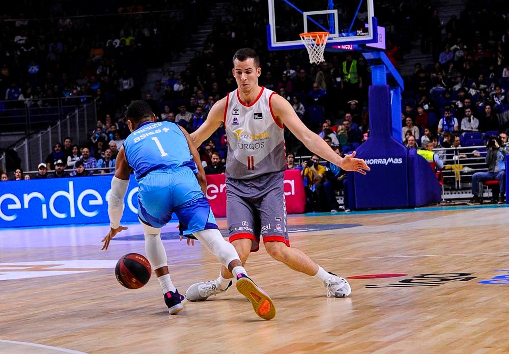 Los jugadores celebran con la grada la victoria