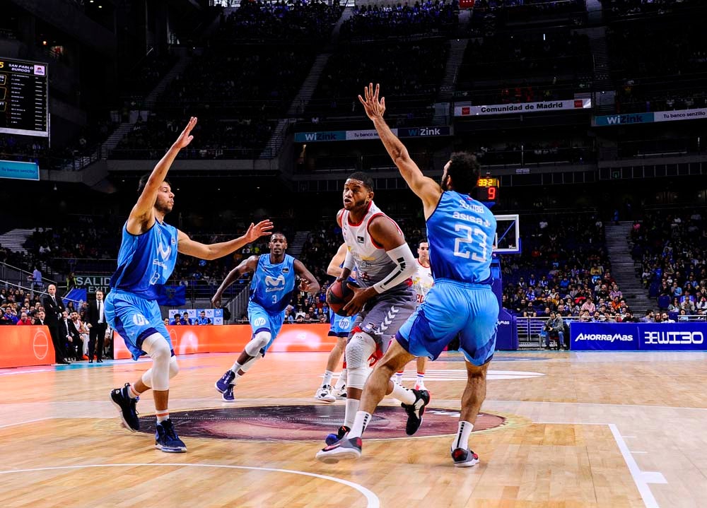Los jugadores celebran con la grada la victoria