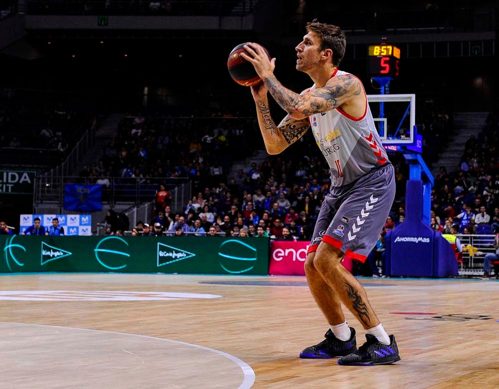 Los jugadores celebran con la grada la victoria