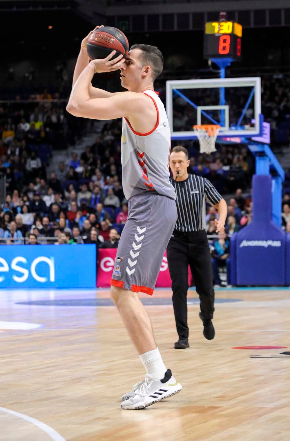 Los jugadores celebran con la grada la victoria
