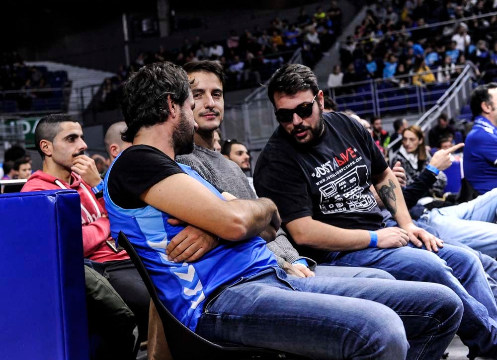 Los jugadores celebran con la grada la victoria