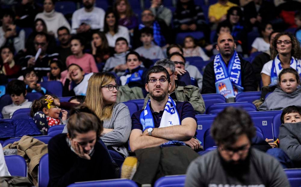 Los jugadores celebran con la grada la victoria