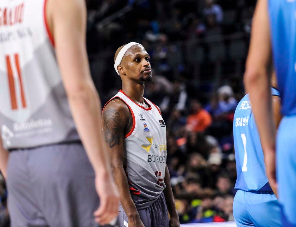 Los jugadores celebran con la grada la victoria