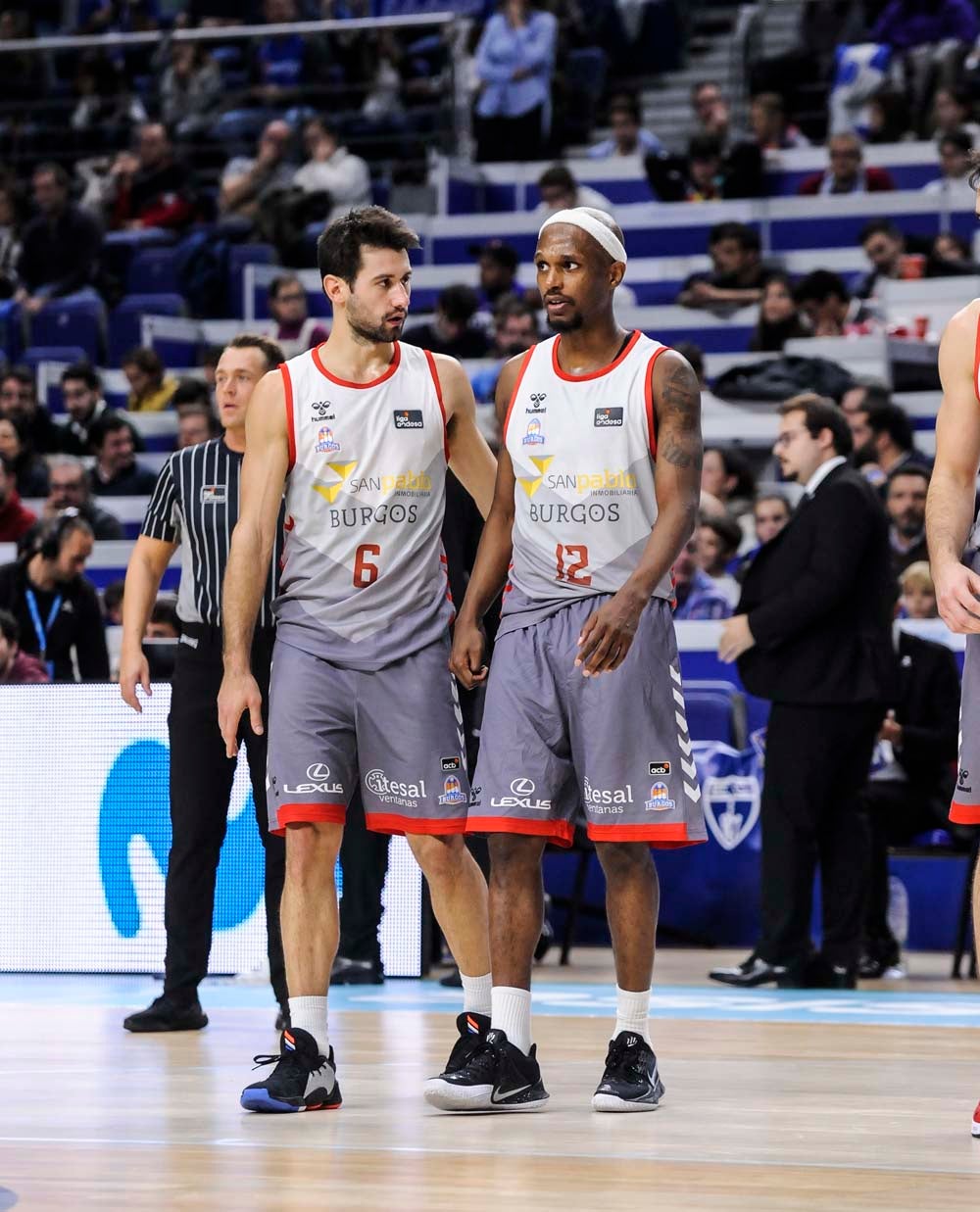 Los jugadores celebran con la grada la victoria