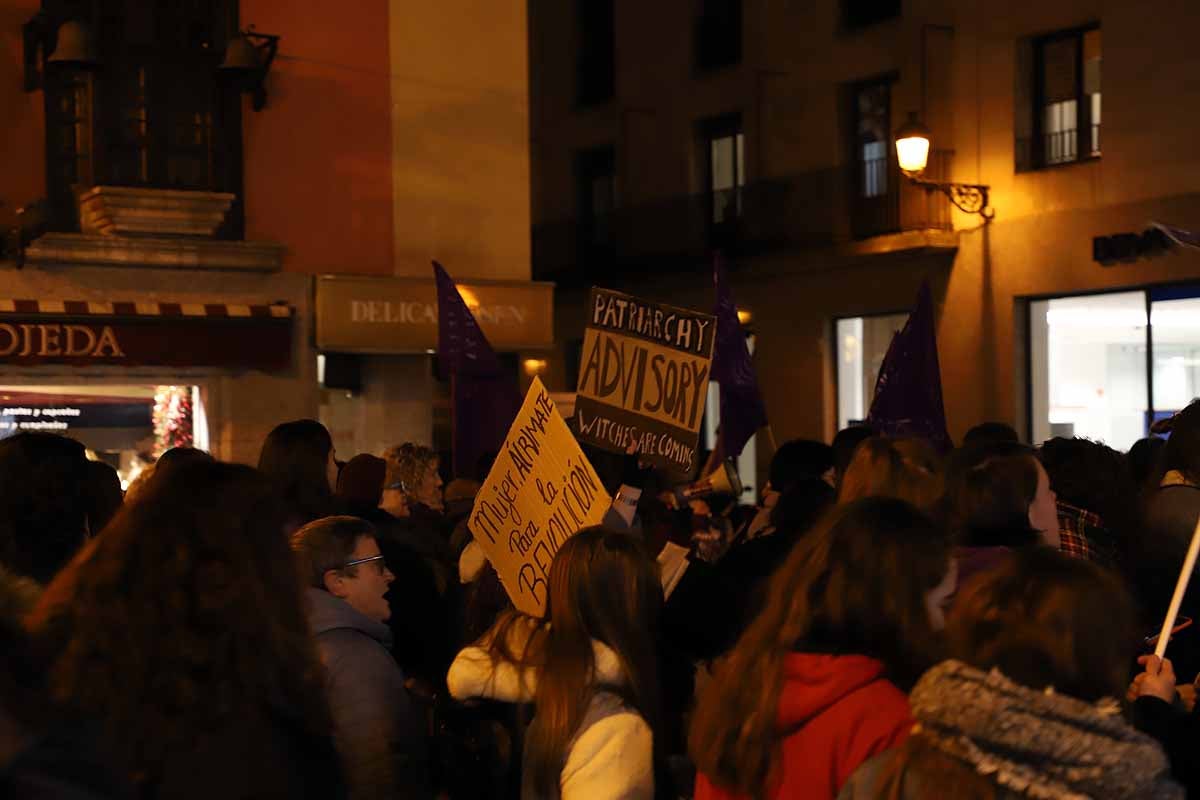 Cientos de personas se han manifestado por las calles de la capital burgalesa para visibilizar esta lacra social frente a las voces negacionistas, mostrar el apoyo a todas las compañeras que la sufren y la rabia contra los que la ejercen. 